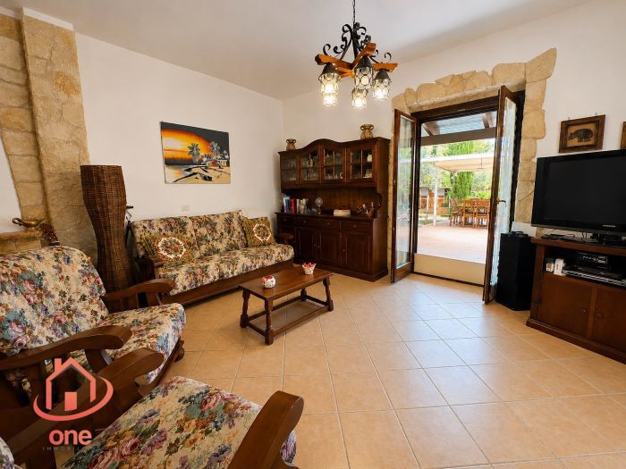 villa-bifamiliare-con-piscina-e-uliveto-pannelli-solari-corte-esterna-pavimentata (30)