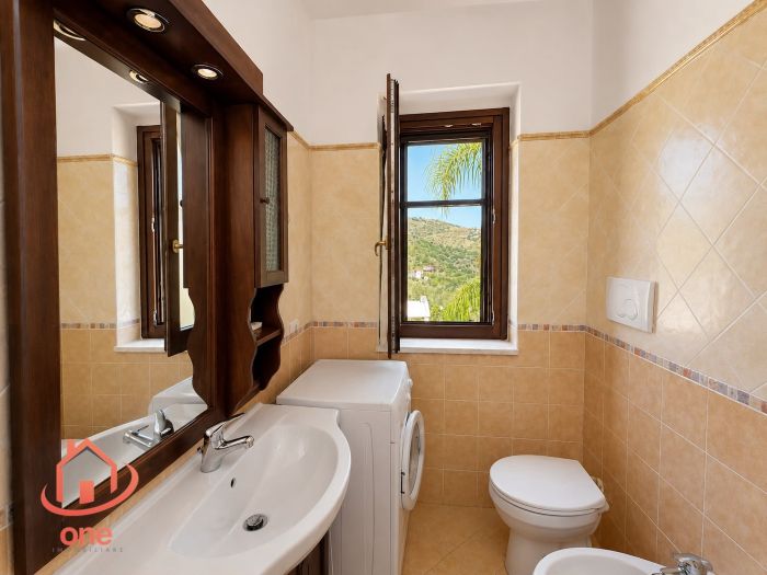 villa-bifamiliare-con-piscina-e-uliveto-pannelli-solari-corte-esterna-pavimentata (31)