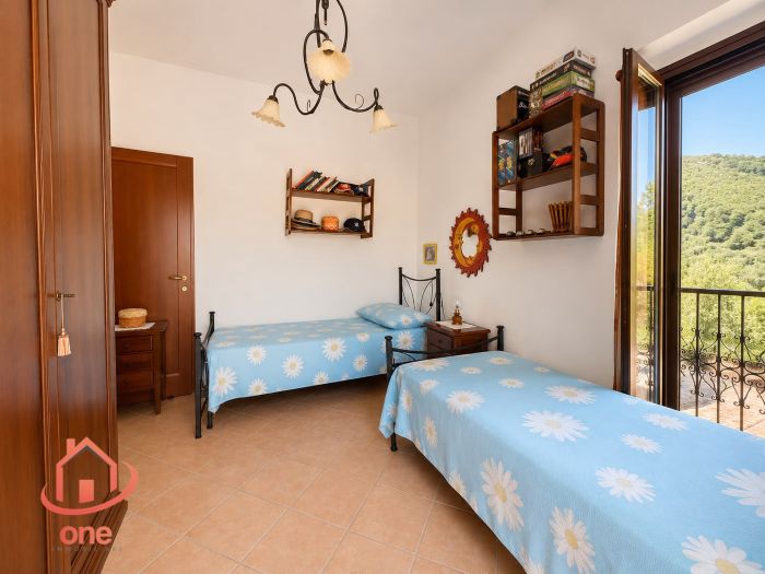villa-bifamiliare-con-piscina-e-uliveto-pannelli-solari-corte-esterna-pavimentata (32)