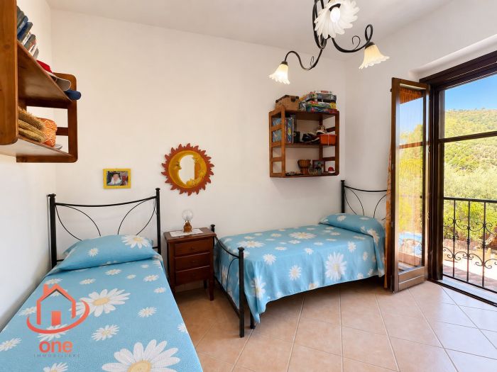 villa-bifamiliare-con-piscina-e-uliveto-pannelli-solari-corte-esterna-pavimentata (33)