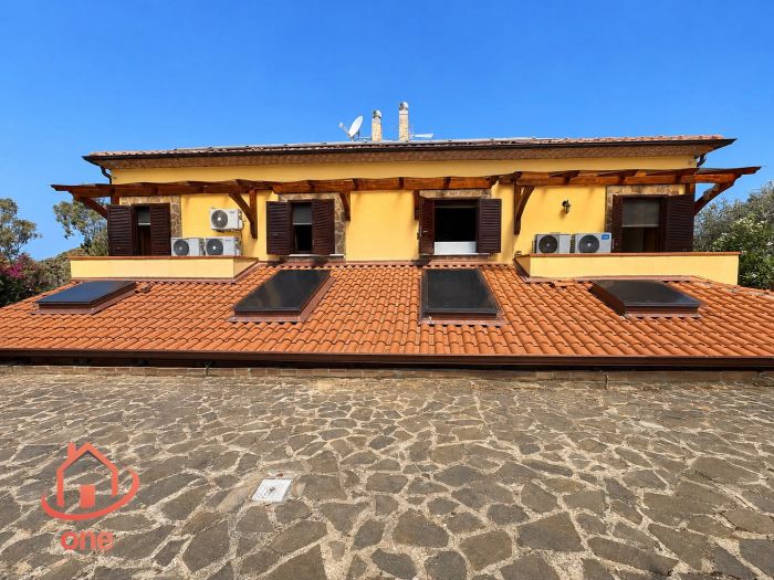 villa-bifamiliare-con-piscina-e-uliveto-pannelli-solari-corte-esterna-pavimentata (34)