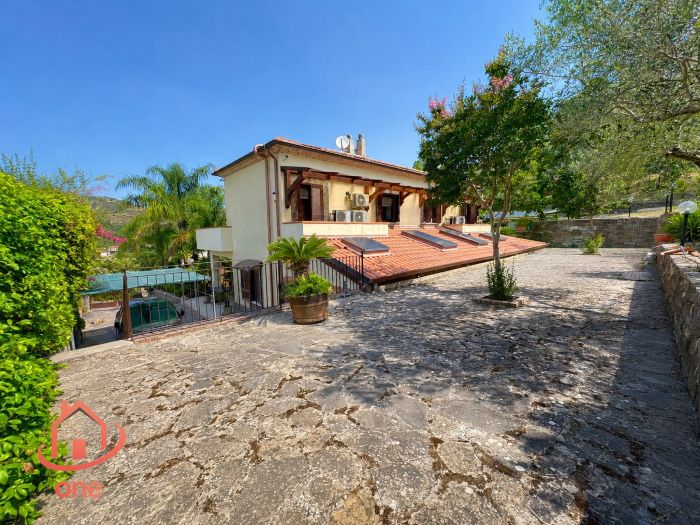 villa-bifamiliare-con-piscina-e-uliveto-pannelli-solari-corte-esterna-pavimentata (35)