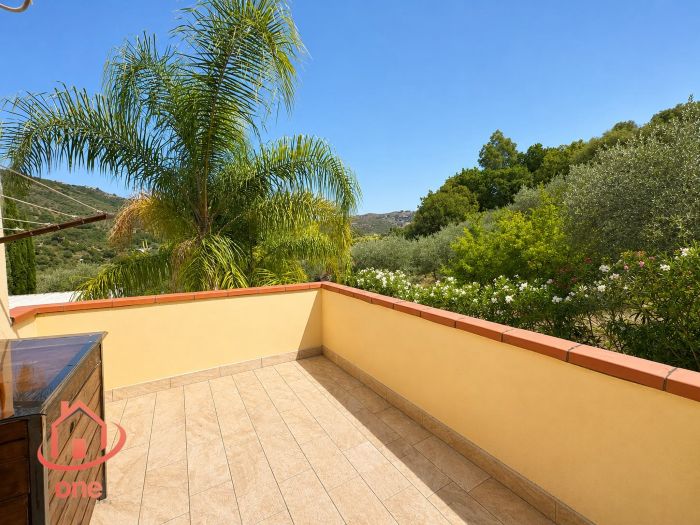 villa-bifamiliare-con-piscina-e-uliveto-pannelli-solari-corte-esterna-pavimentata (36)