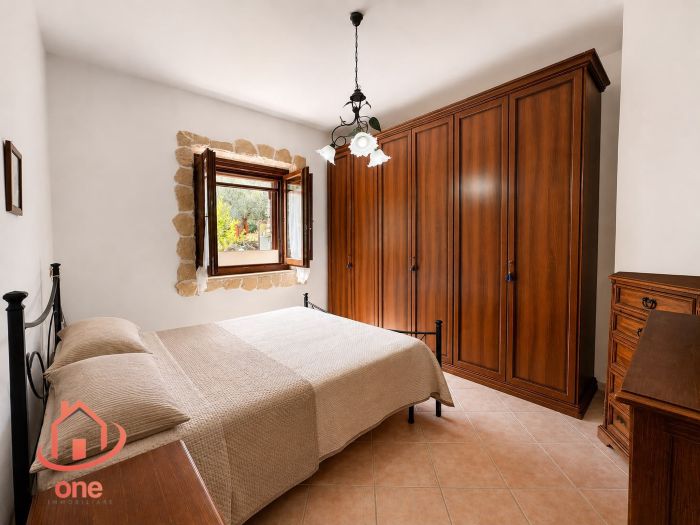 villa-bifamiliare-con-piscina-e-uliveto-pannelli-solari-corte-esterna-pavimentata (37)