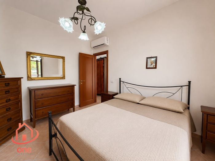 villa-bifamiliare-con-piscina-e-uliveto-pannelli-solari-corte-esterna-pavimentata (38)