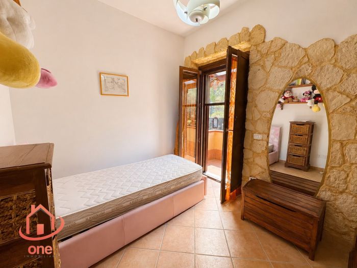 villa-bifamiliare-con-piscina-e-uliveto-pannelli-solari-corte-esterna-pavimentata (40)
