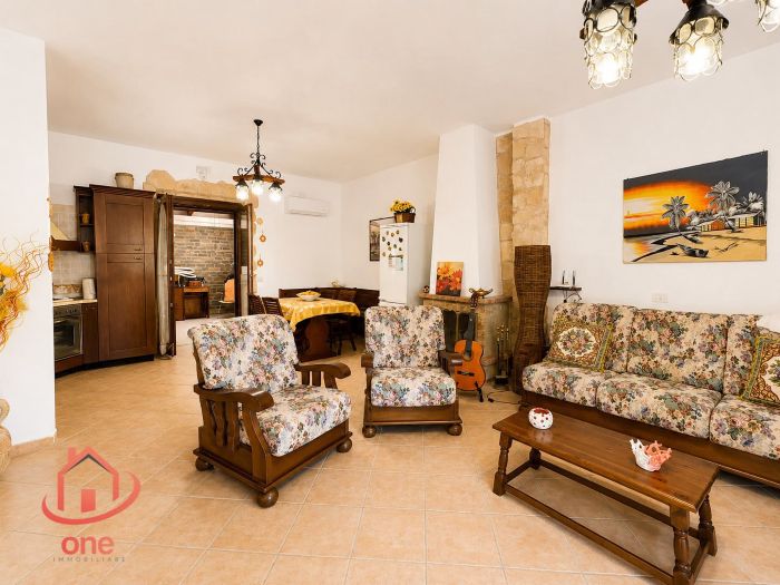 villa-bifamiliare-con-piscina-e-uliveto-pannelli-solari-corte-esterna-pavimentata (42)