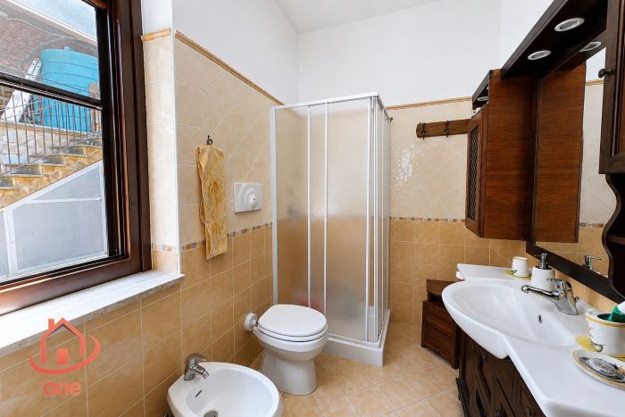 villa-bifamiliare-con-piscina-e-uliveto-pannelli-solari-corte-esterna-pavimentata (43)