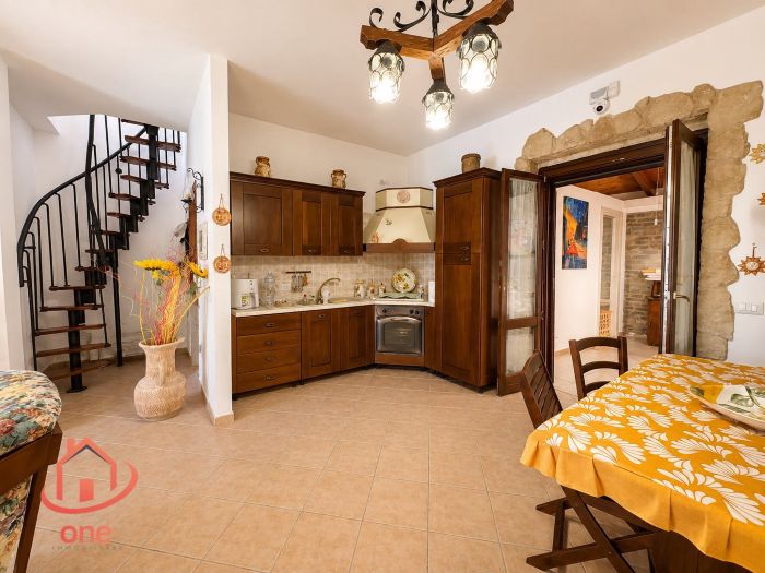 villa-bifamiliare-con-piscina-e-uliveto-pannelli-solari-corte-esterna-pavimentata (45)