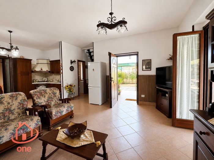 villa-bifamiliare-con-piscina-e-uliveto-pannelli-solari-corte-esterna-pavimentata (5)