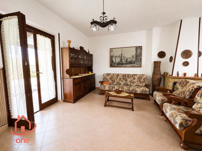 villa-bifamiliare-con-piscina-e-uliveto-pannelli-solari-corte-esterna-pavimentata (6)
