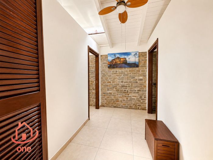 villa-bifamiliare-con-piscina-e-uliveto-pannelli-solari-corte-esterna-pavimentata (8)