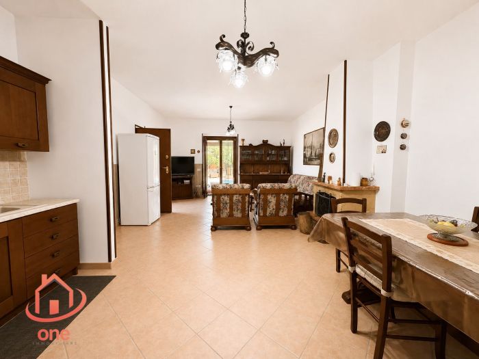 villa-bifamiliare-con-piscina-e-uliveto-pannelli-solari-corte-esterna-pavimentata (9)