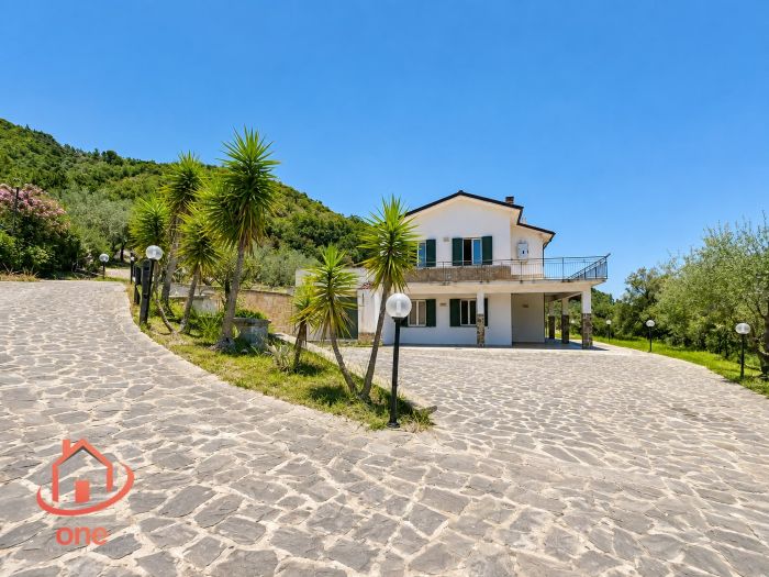 villa-indipendente-con terreno-spazio-esterno-su-due-livelli (1)