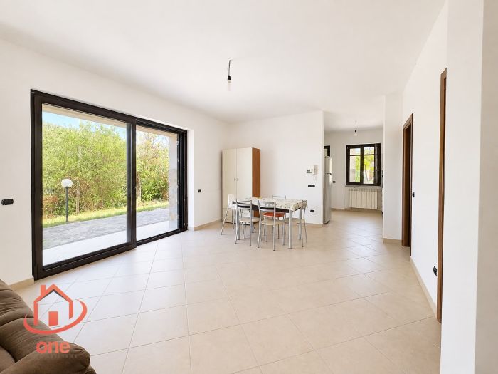 villa-indipendente-con terreno-spazio-esterno-su-due-livelli (11)