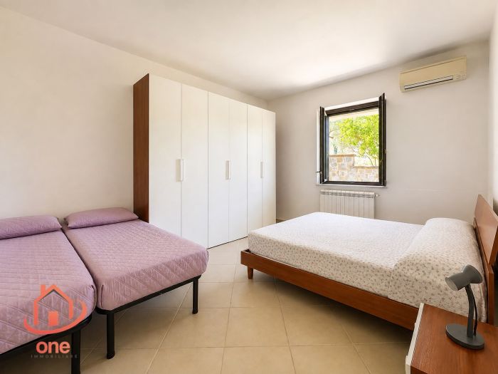 villa-indipendente-con terreno-spazio-esterno-su-due-livelli (13)