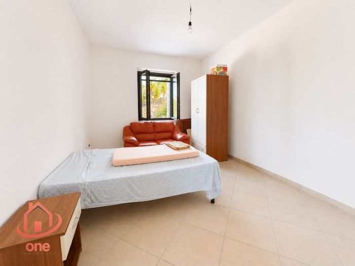 villa-indipendente-con terreno-spazio-esterno-su-due-livelli (14)