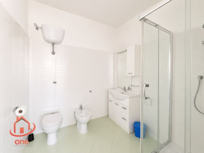 villa-indipendente-con terreno-spazio-esterno-su-due-livelli (15)