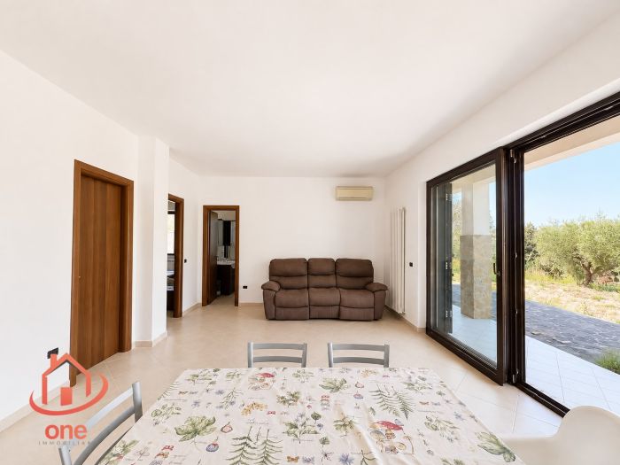 villa-indipendente-con terreno-spazio-esterno-su-due-livelli (16)