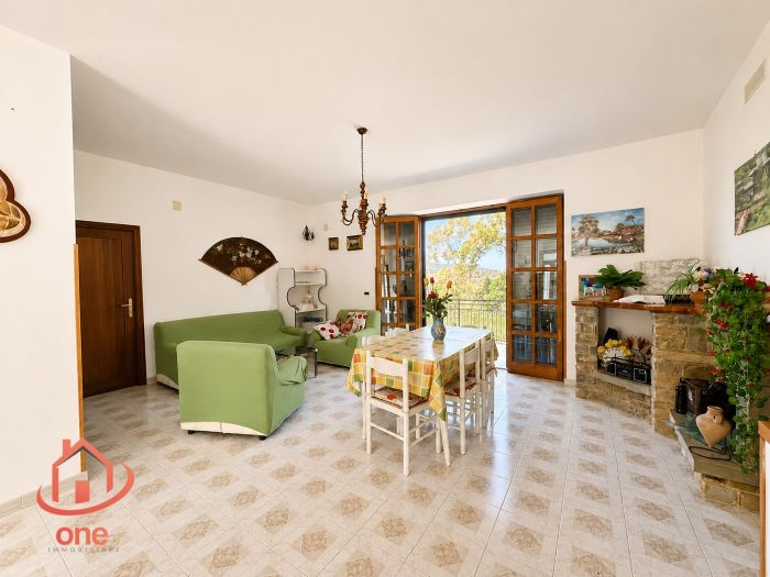 villa-indipendente-con terreno-spazio-esterno-su-due-livelli (17)