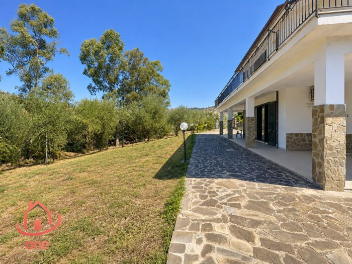 villa-indipendente-con terreno-spazio-esterno-su-due-livelli (19)