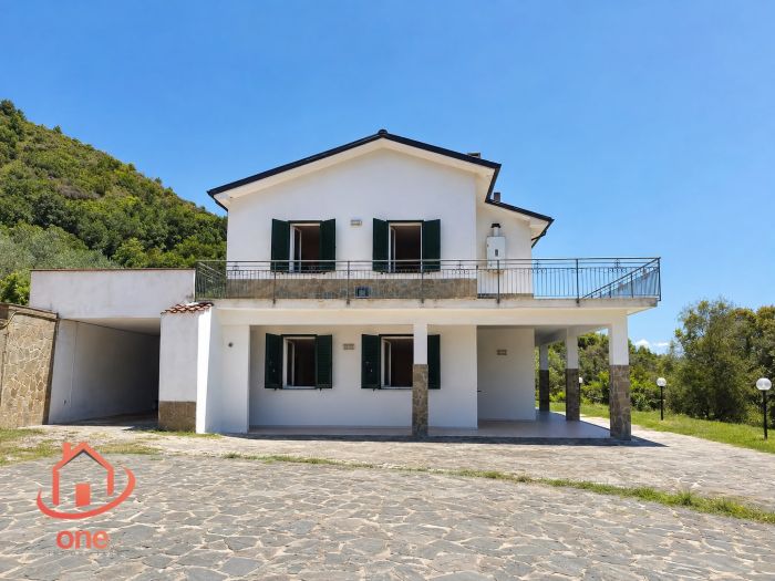 villa-indipendente-con terreno-spazio-esterno-su-due-livelli (2)