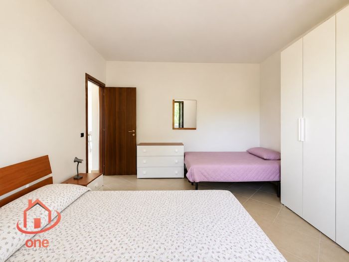 villa-indipendente-con terreno-spazio-esterno-su-due-livelli (20)