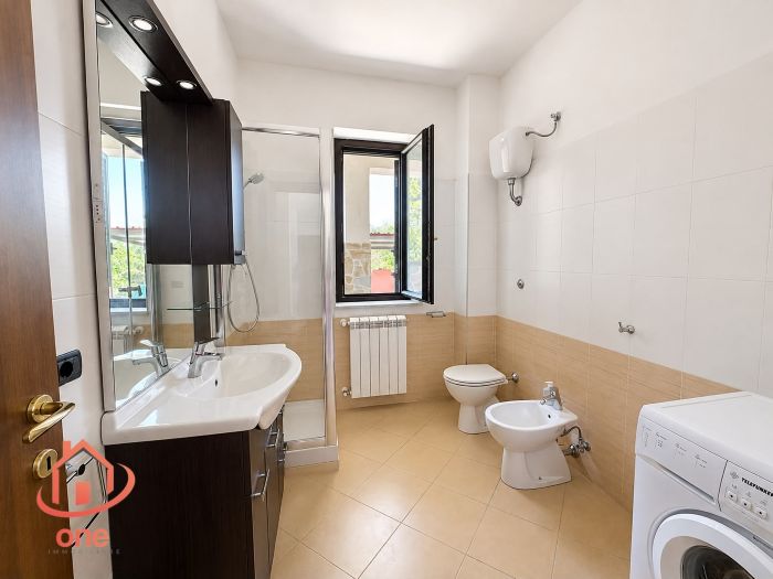 villa-indipendente-con terreno-spazio-esterno-su-due-livelli (21)