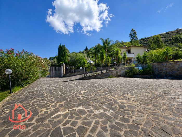 villa-indipendente-con terreno-spazio-esterno-su-due-livelli (22)