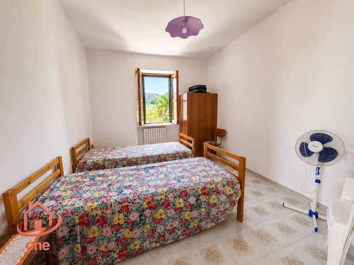 villa-indipendente-con terreno-spazio-esterno-su-due-livelli (23)