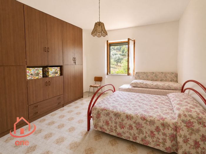 villa-indipendente-con terreno-spazio-esterno-su-due-livelli (25)