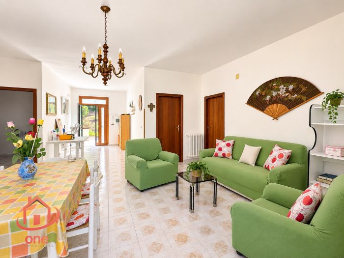 villa-indipendente-con terreno-spazio-esterno-su-due-livelli (27)