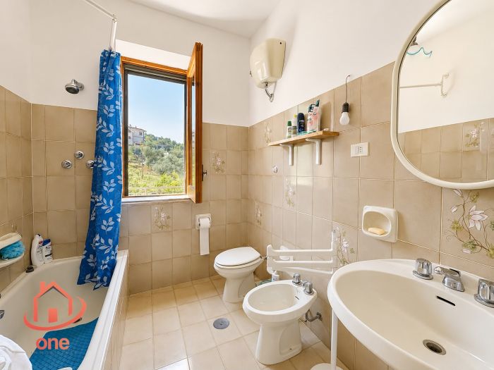 villa-indipendente-con terreno-spazio-esterno-su-due-livelli (28)