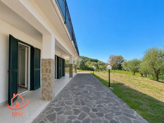 villa-indipendente-con terreno-spazio-esterno-su-due-livelli (3)