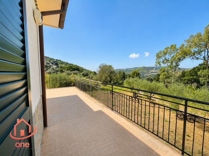 villa-indipendente-con terreno-spazio-esterno-su-due-livelli (30)