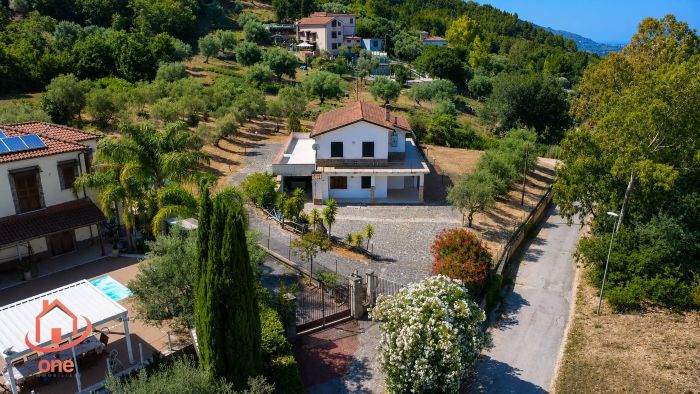villa-indipendente-con terreno-spazio-esterno-su-due-livelli (33)