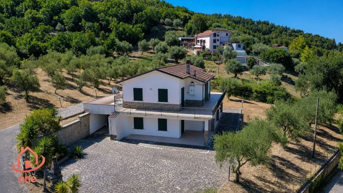 villa-indipendente-con terreno-spazio-esterno-su-due-livelli (34)