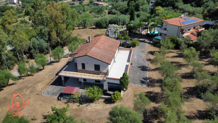 villa-indipendente-con terreno-spazio-esterno-su-due-livelli (35)