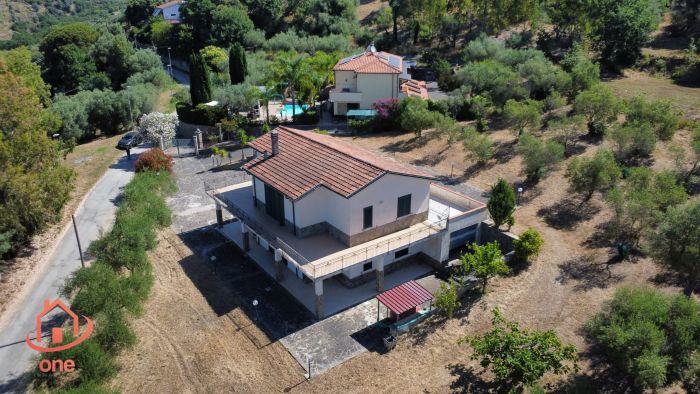 villa-indipendente-con terreno-spazio-esterno-su-due-livelli (36)