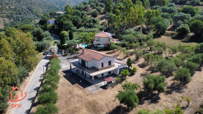 villa-indipendente-con terreno-spazio-esterno-su-due-livelli (37)