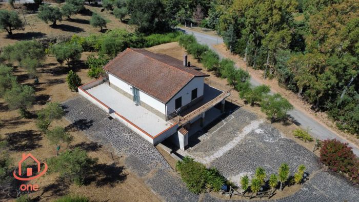 villa-indipendente-con terreno-spazio-esterno-su-due-livelli (38)