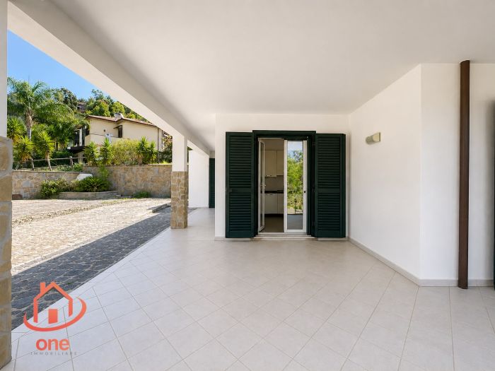 villa-indipendente-con terreno-spazio-esterno-su-due-livelli (4)