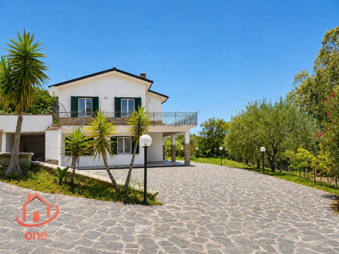 villa-indipendente-con terreno-spazio-esterno-su-due-livelli (5)