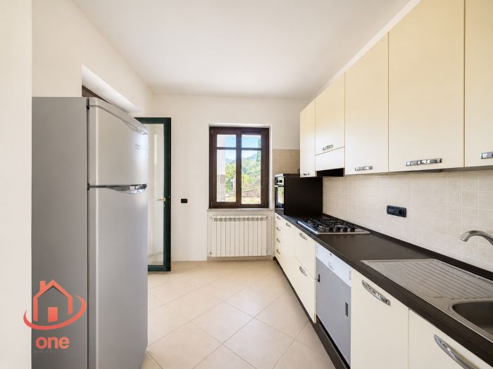 villa-indipendente-con terreno-spazio-esterno-su-due-livelli (6)