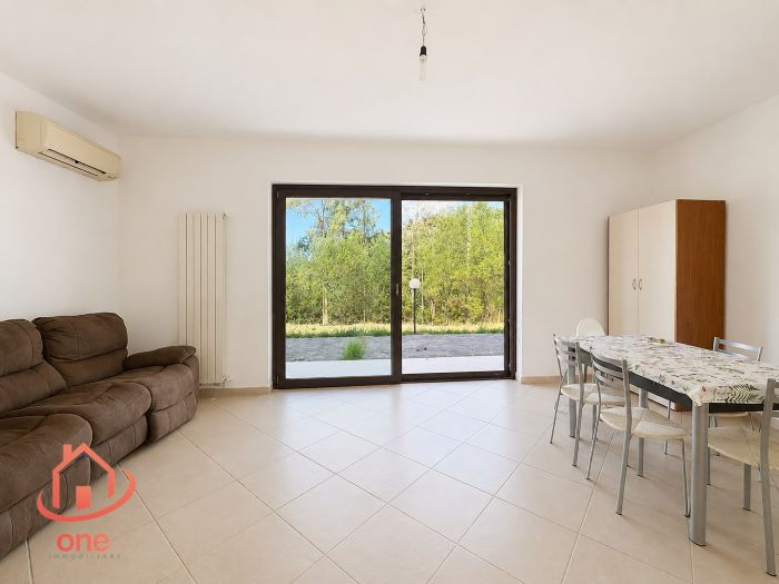 villa-indipendente-con terreno-spazio-esterno-su-due-livelli (8)